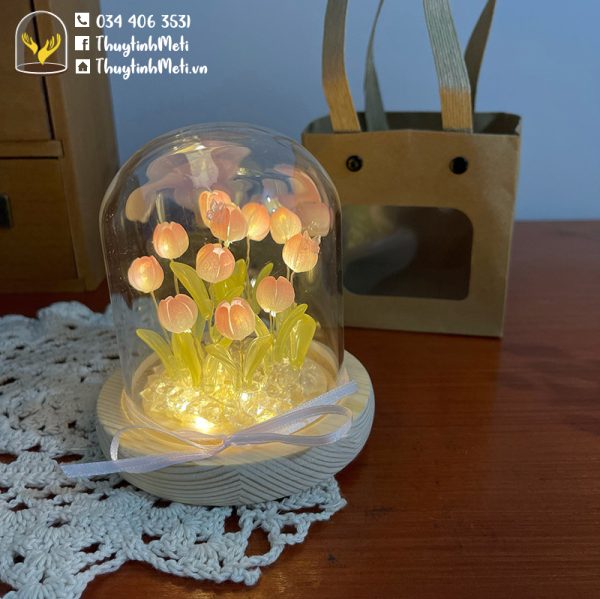 Đèn ngủ hoa tuilip handmade chụp thủy tinh đế gỗ